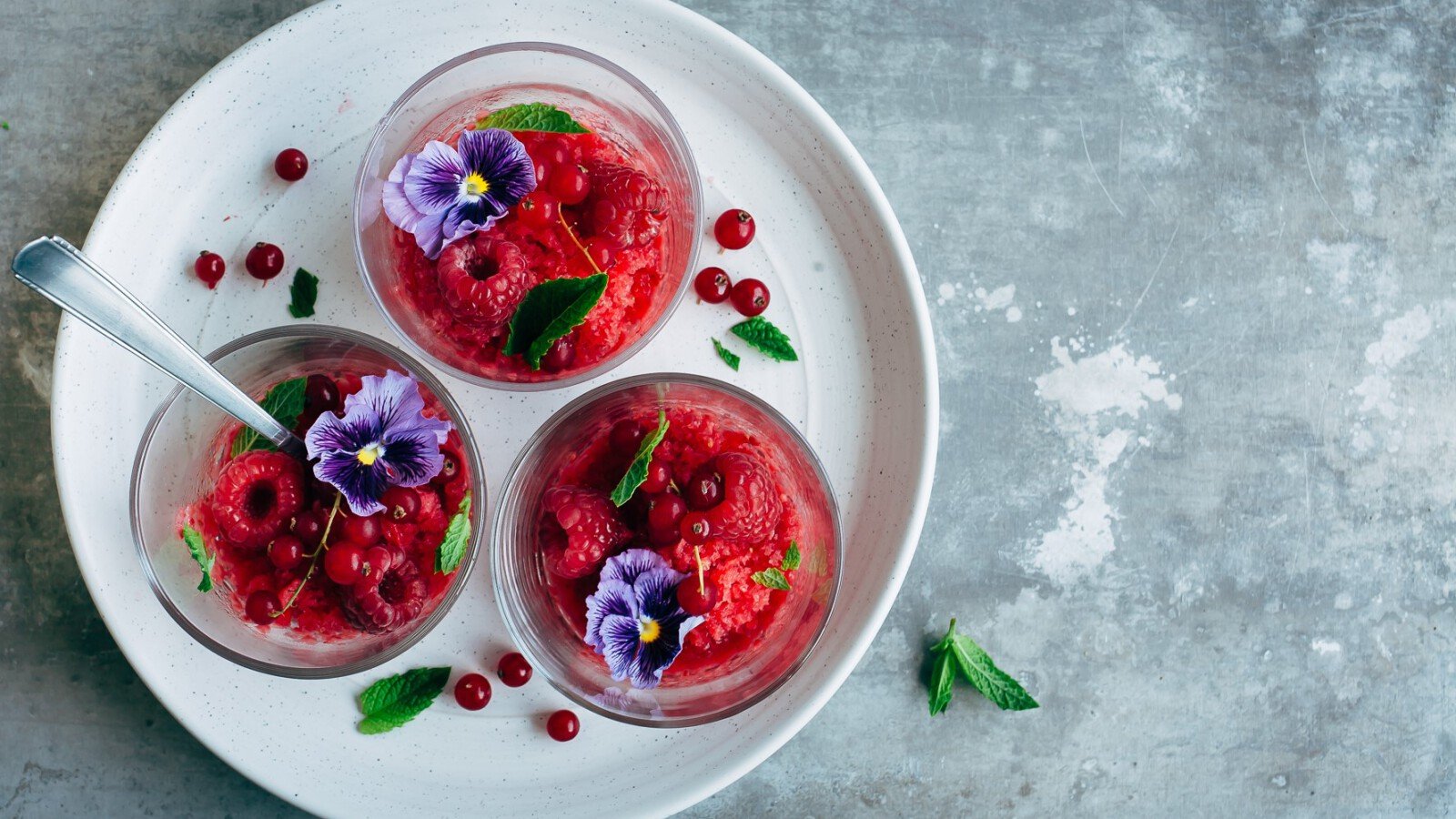 Aardbeien, frambozen en munt granita