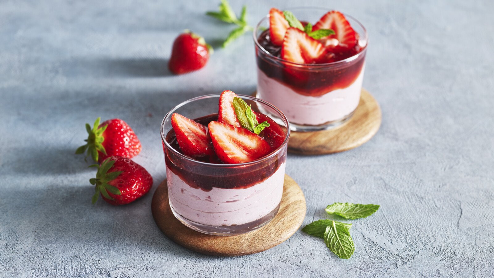 Aardbeimousse met bosaardbei aroma en aardbei topping