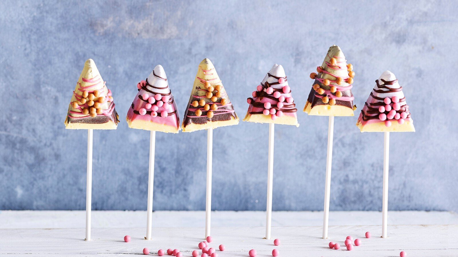 Vanille cheesecake met ruby chocolade on a stick mix